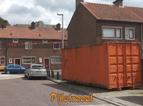 716534 Fotopaneeltje, met een afbeelding van de met oranje versierde Pijlstraat te Utrecht. De versiering is ...